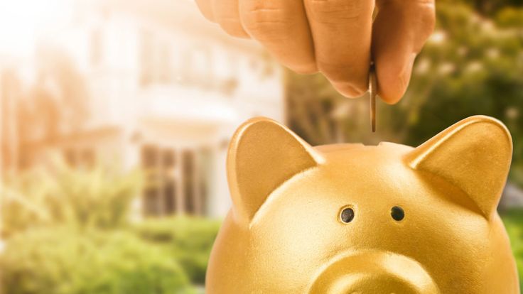 金色撲滿與儲蓄投入概念，象徵穩健理財與資金規劃