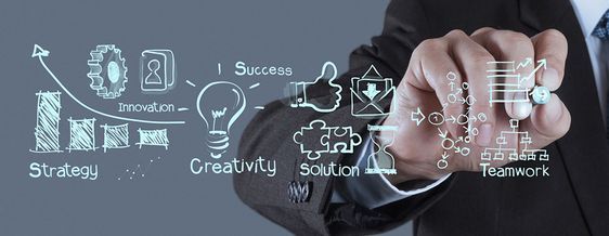 商務人士畫出創新與團隊合作策略圖表