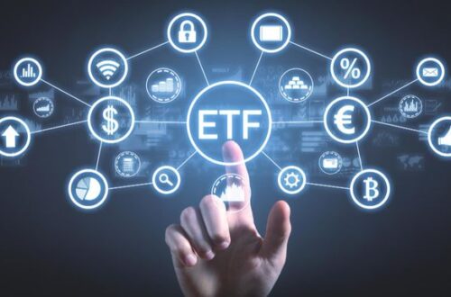 ETF 投資概念圖，手指觸碰虛擬螢幕，顯示 ETF 字樣與周圍的財務圖標，如美元、歐元、比特幣、百分比、圖表和鎖定符號，象徵分散投資與金融科技。