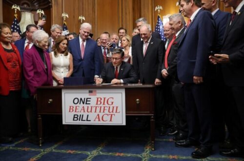 川普簽署《大而美法案》，眾議員圍繞簽字桌慶祝