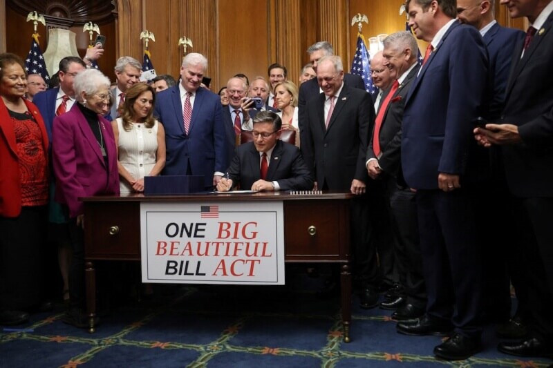 川普簽署《大而美法案》，眾議員圍繞簽字桌慶祝