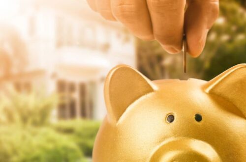 金色撲滿與儲蓄投入概念，象徵穩健理財與資金規劃